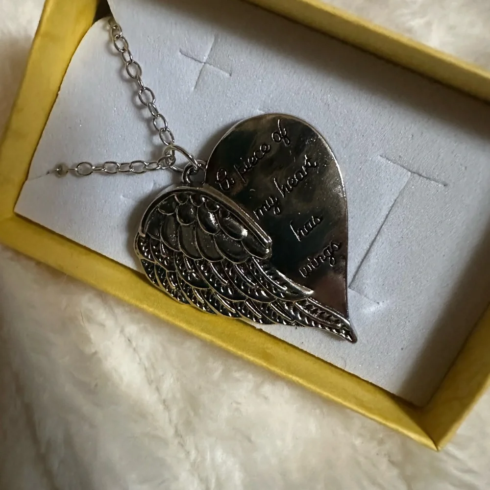 Silver tone Heart Pendant Necklace New in box - Picture 3 of 6